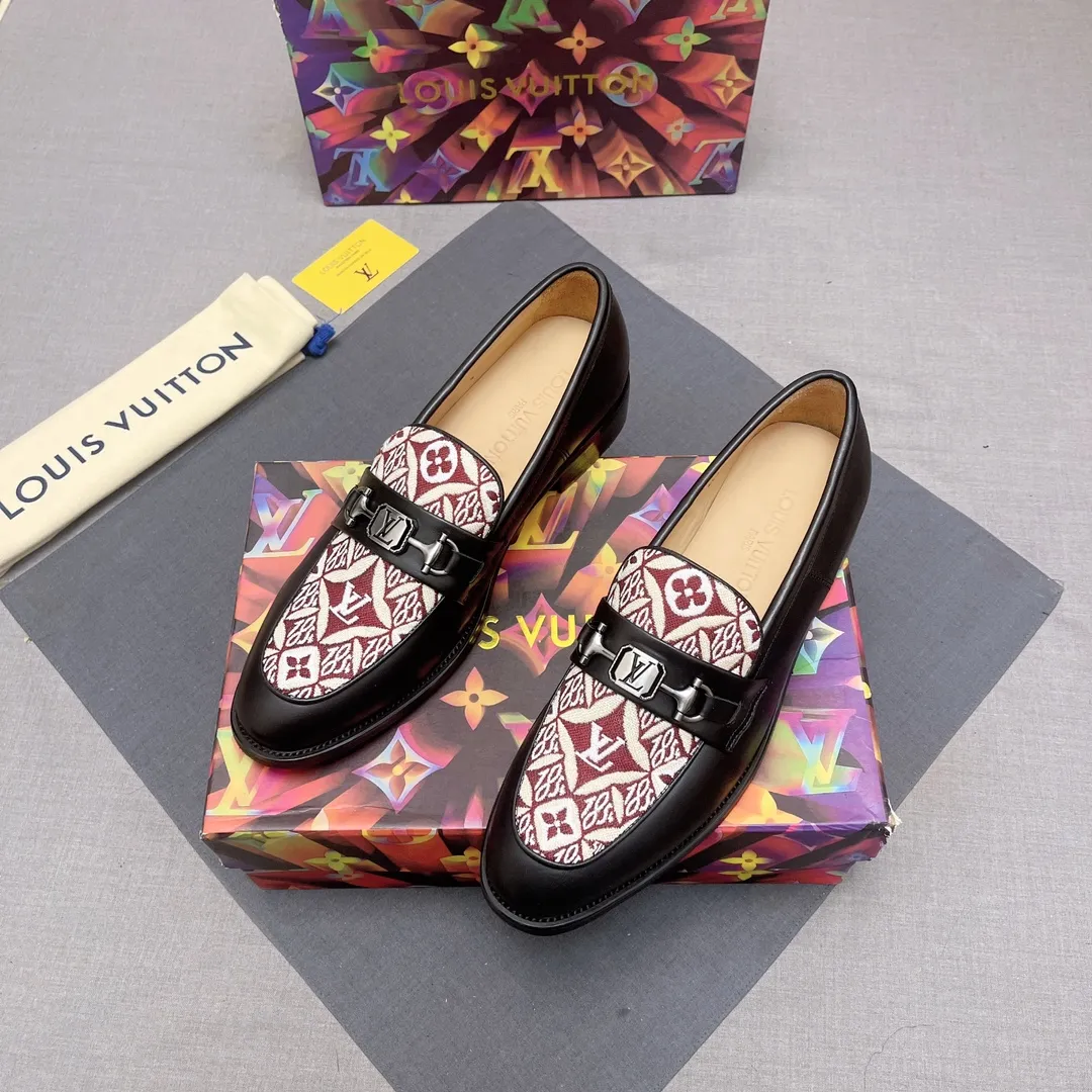 p440【LV】《Lv leather shoes are a must-have for trendy men. 👟Strong European fashion atmosphere. Generous shoe last. High-end quality. Fully imported first-layer cowhide. Sheepskin lining. Comfortable on the feet. Lightweight rubber outsole is thick and comfortable. 👍👍Its unique talent lies in its unremitting pursuit of innovation. 0️⃣0️⃣2️⃣ Code number 39 to 44 (Can be customized for 38.45) No. 0117